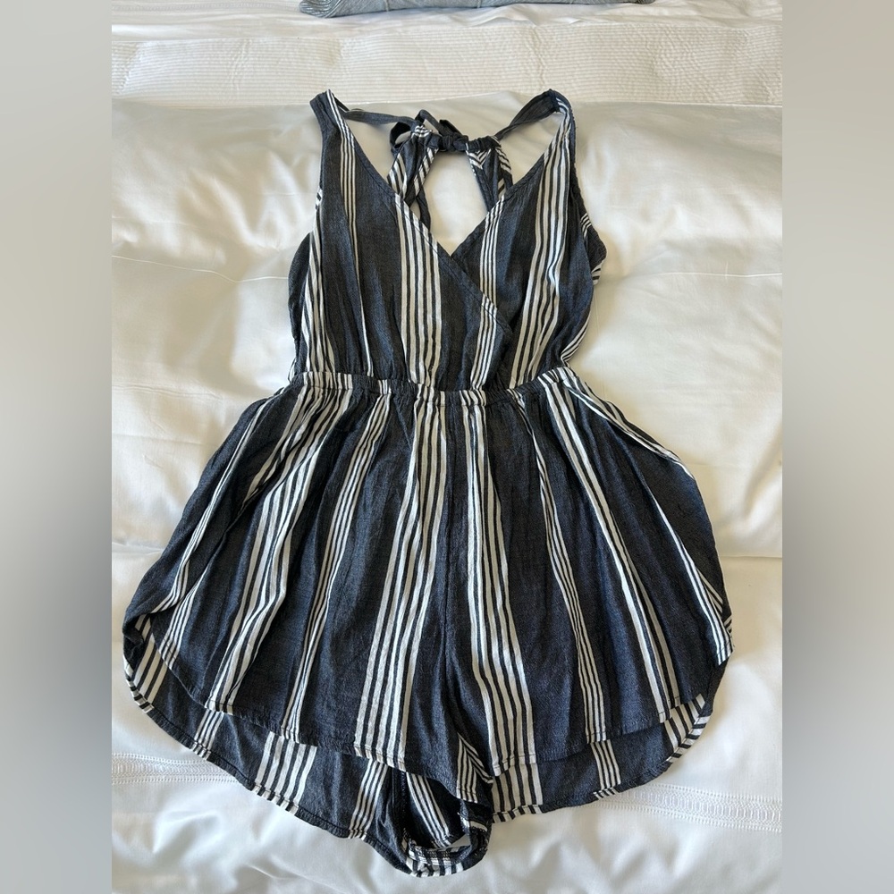 NWT Abercrombie & Fitch coverup romper. Sz large. Charcoal grey/white. Open back - Picture 2 of 16